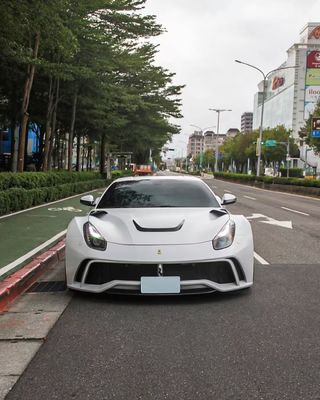 Ferrari F12 Carbon Fiber body Kit F12 Novitec phong cách N-largo phía trước và phía sau vòng cung bánh xe F12 phía trước môi khuếch tán spoiler