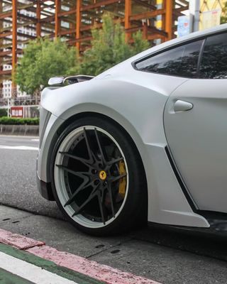 Ferrari F12 Carbon Fiber body Kit F12 Novitec phong cách N-largo phía trước và phía sau vòng cung bánh xe F12 phía trước môi khuếch tán spoiler