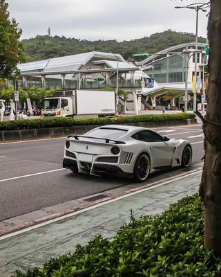 Ferrari F12 Carbon Fiber body Kit F12 Novitec phong cách N-largo phía trước và phía sau vòng cung bánh xe F12 phía trước môi khuếch tán spoiler