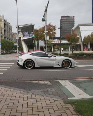 Ferrari F12 Carbon Fiber body Kit F12 Novitec phong cách N-largo phía trước và phía sau vòng cung bánh xe F12 phía trước môi khuếch tán spoiler