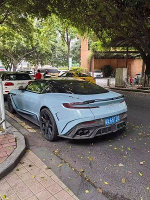 Aston Martin DB11 Carbon Fiber Body Kit DB11 phong cách mansory phía trước và phía sau váy bên bơm bạt bạt spoiler mũ